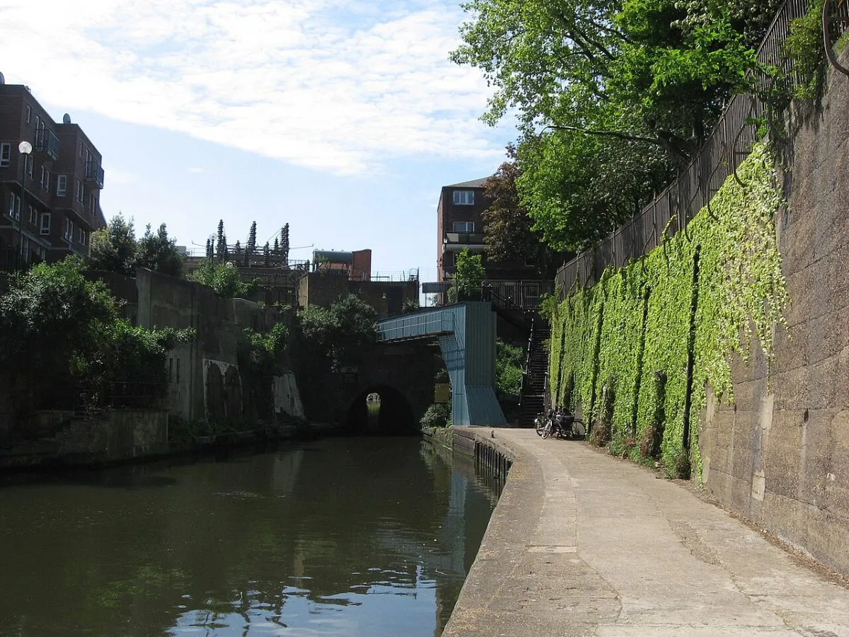 De ingang van de Maida Hill Tunnel, waar het jaagpad zichtbaar ophoudt tegen de tunnelmond. Dit is de plek waar wandelaars vastlopen, dus die moet herkenbaar zijn.