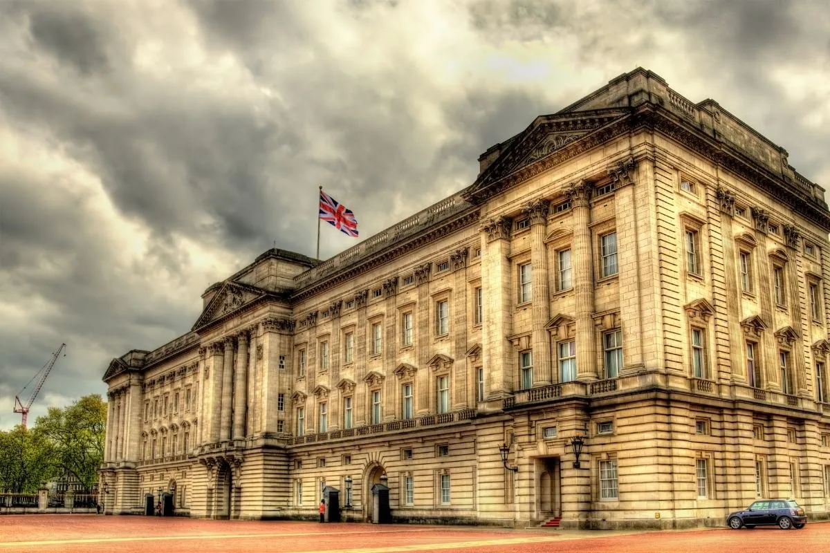 De wisseling van de wacht bij Buckingham Palace, of de wachters voor het hek. Van buiten het hek, want dat is wat je gratis kunt zien.