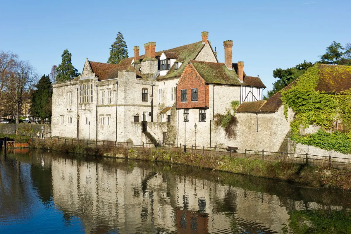 Het Archbishops' Palace en de Medway