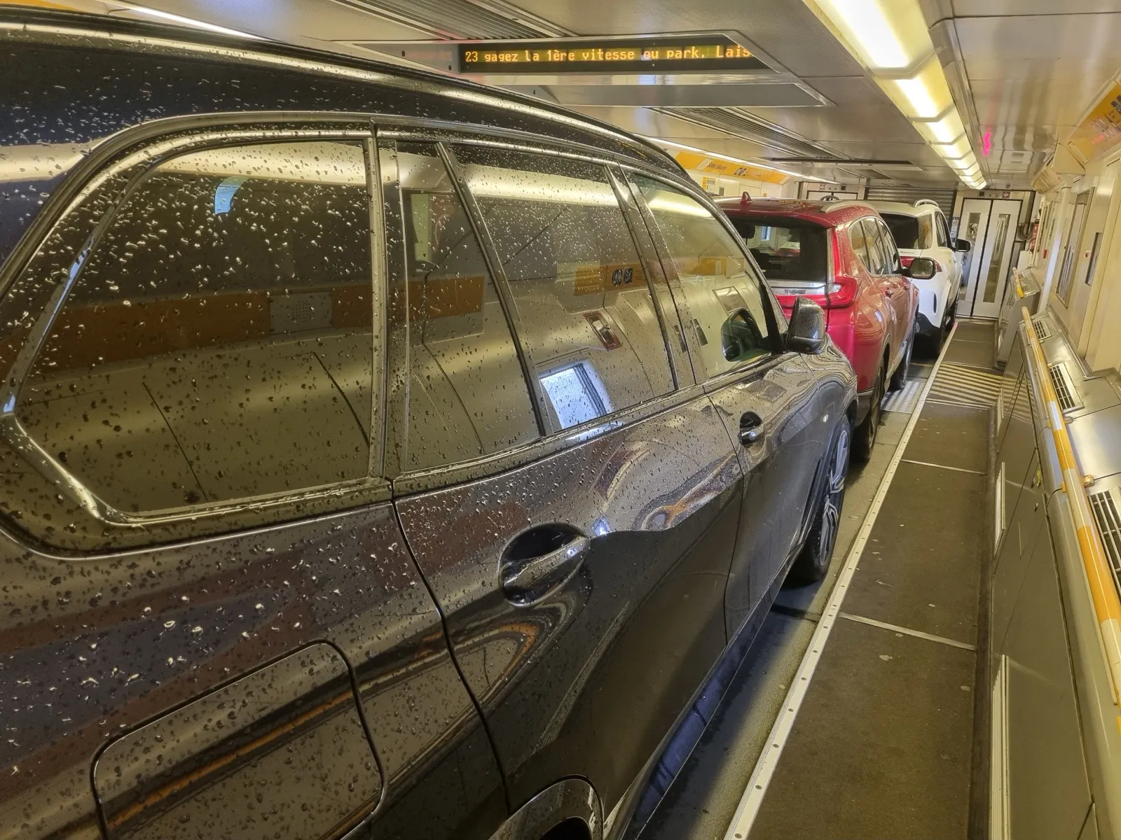 Auto's achter elkaar in een wagon van de shuttle door de Kanaaltunnel