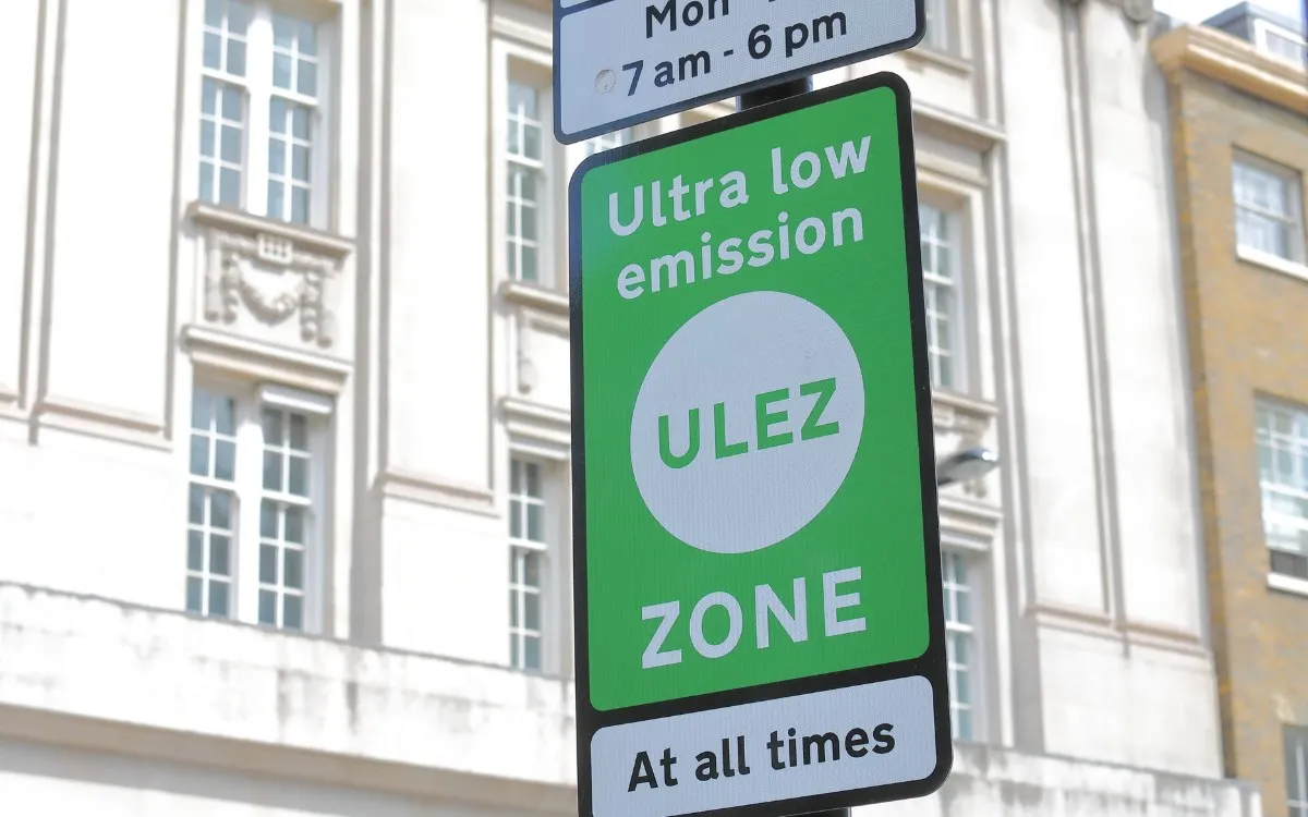 Een ULEZ- of Congestion Charge-bord langs een Londense weg, met de camera's erboven als die in beeld te krijgen zijn.