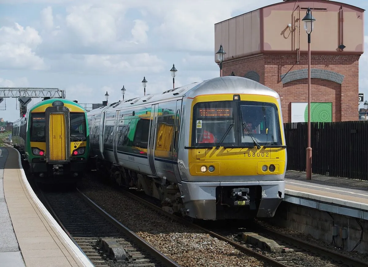 De Victoriaanse stationshal van Birmingham Moor Street, met het houtwerk en de oude bewegwijzering. Dat is het verschil met New Street in één beeld.