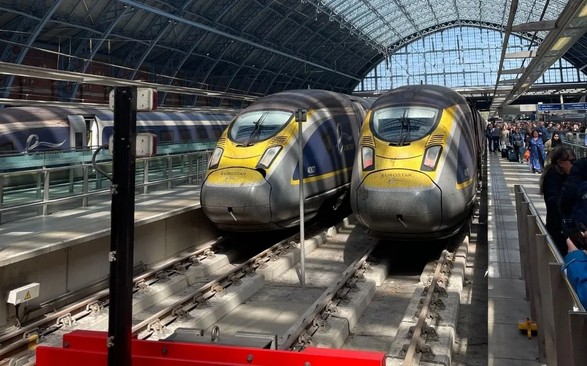 De aankomsthal of het perron van St Pancras International met de gietijzeren overkapping boven de Eurostar-treinen.