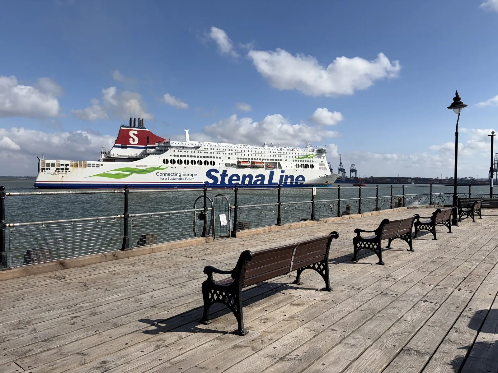 De veerboot van Stena Line aan de kade in Harwich, of het perron van Harwich International met de trein naar Londen.