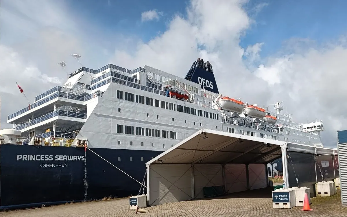 Een nachtboot van Stena Line, P&O of DFDS aan de kade in de avond, met de lichten aan en het schip in zijn geheel in beeld.