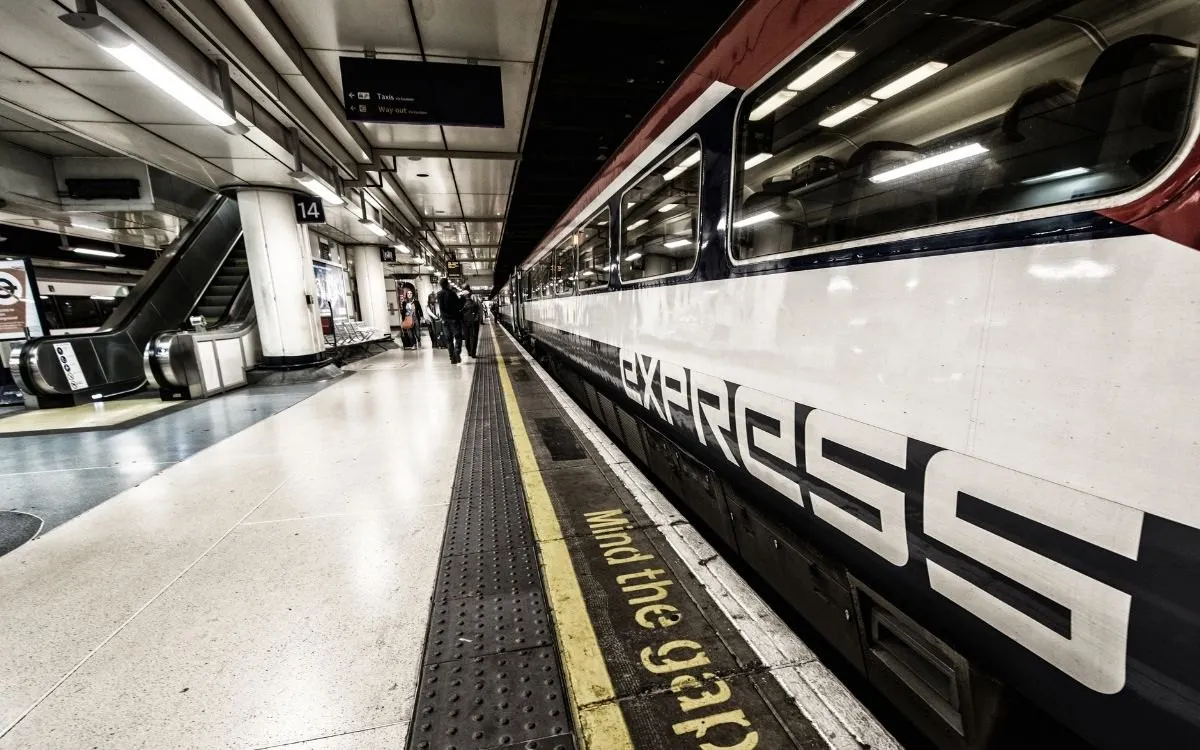 Een perron of trein op een Londense luchthaven, met de bordjes naar de stad zichtbaar. Praktisch beeld, geen sfeerfoto.
