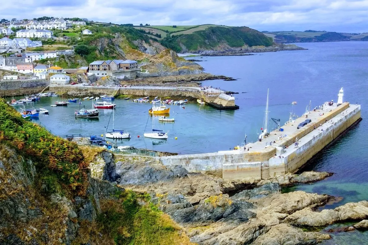 De haven van Mevagissey bij hoogwater, met de vissersboten tegen de kade.
