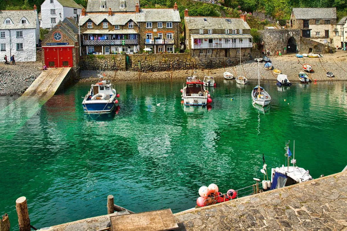 De haven van Clovelly of Port Isaac, met de boten droog bij laag water en de huizen tegen de helling.