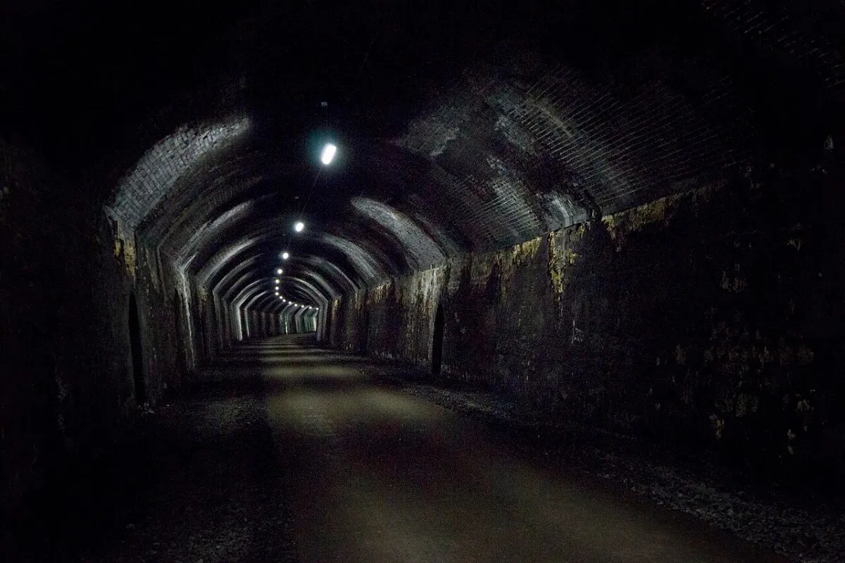 Een van de verlichte spoortunnels van de Monsal Trail, met het licht aan het eind.