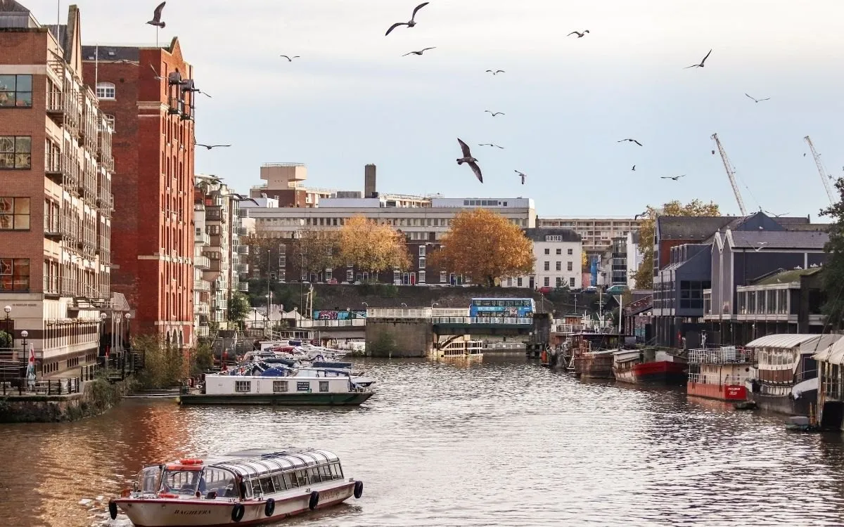 Een perron met een intercity, bijvoorbeeld in York of Bristol, met reizigers op het perron.