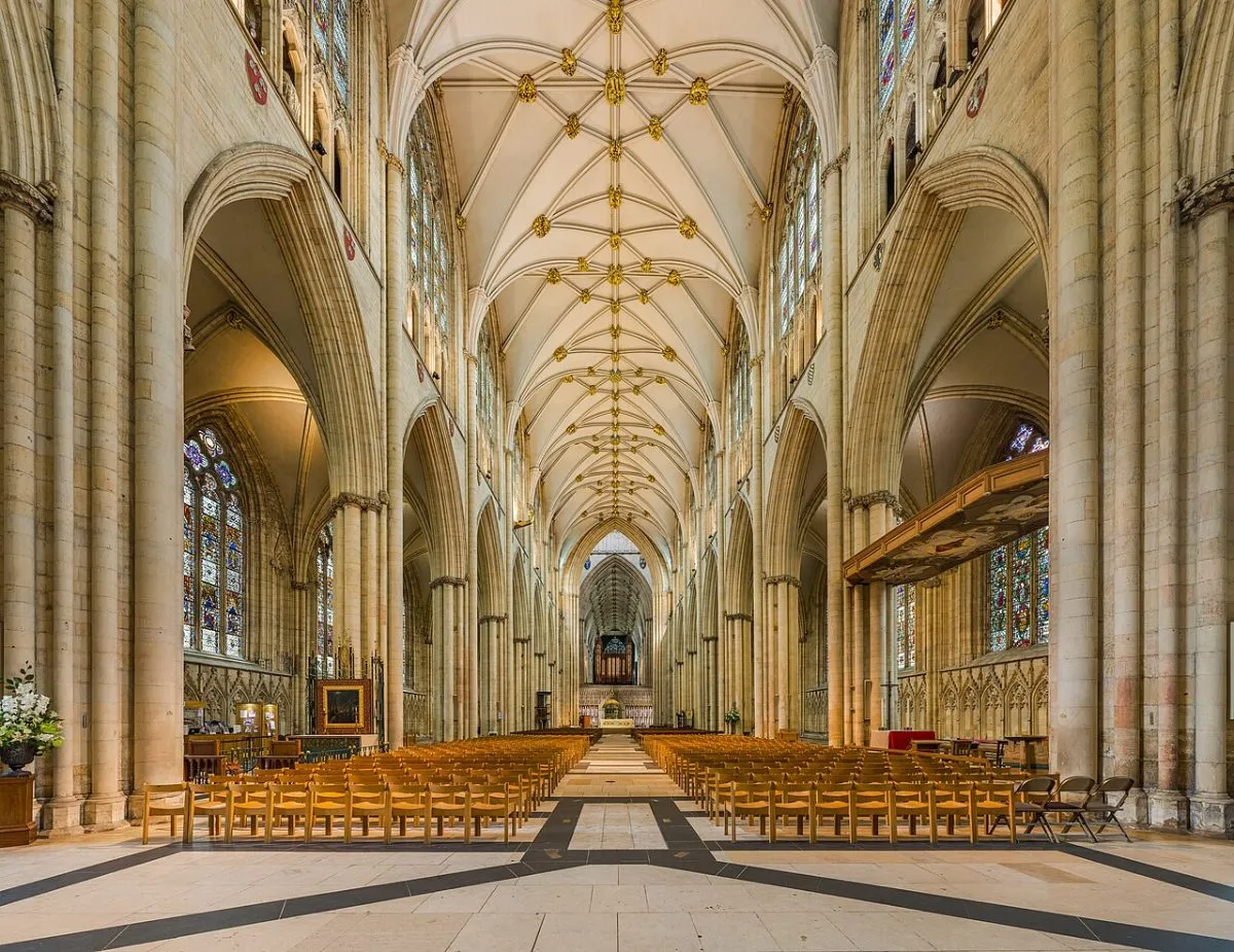 Het schip of de westgevel van York Minster, met mensen klein in beeld voor de schaal.