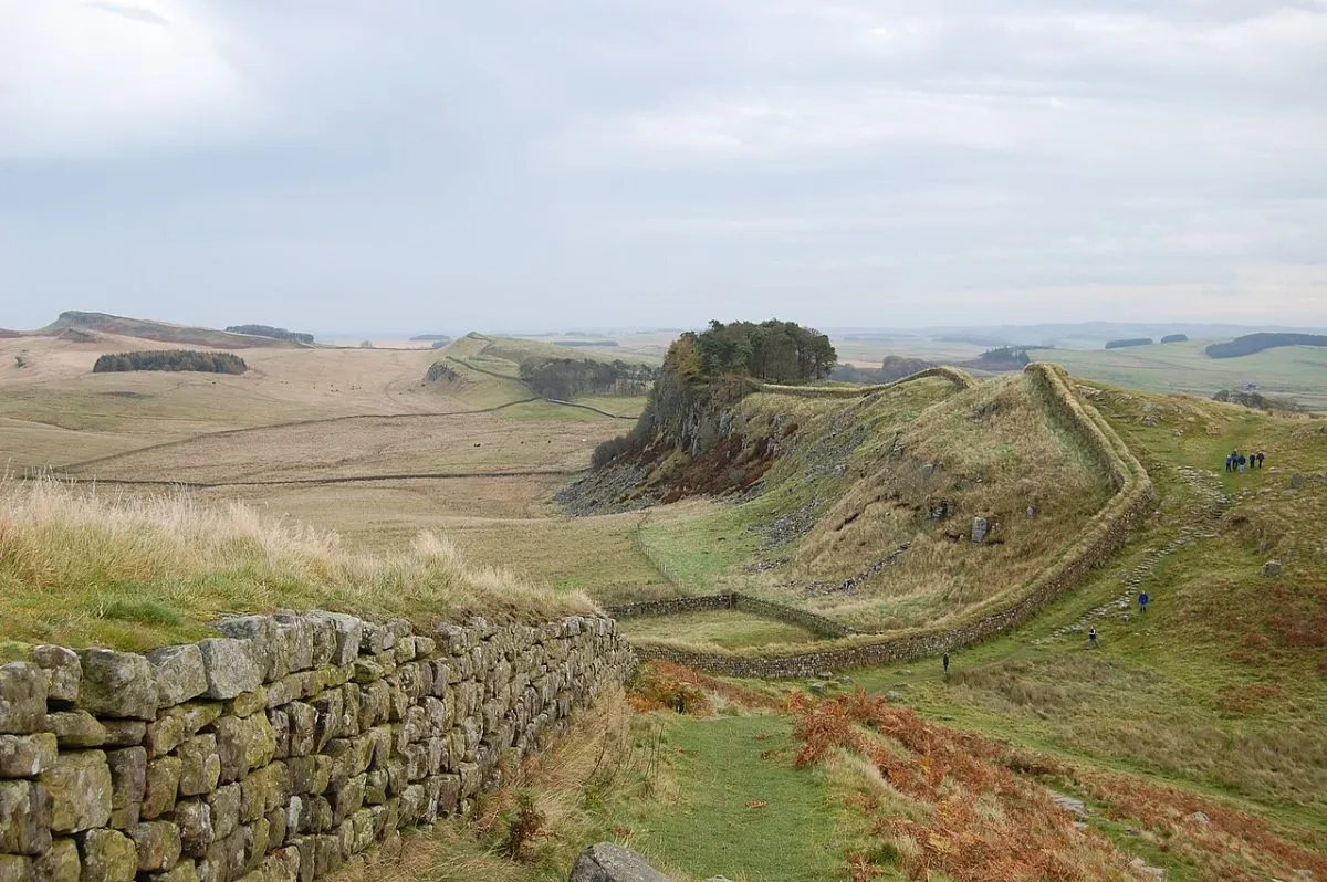 De Muur van Hadrianus over de rotsrug van de Whin Sill bij Housesteads, met het landschap eromheen.