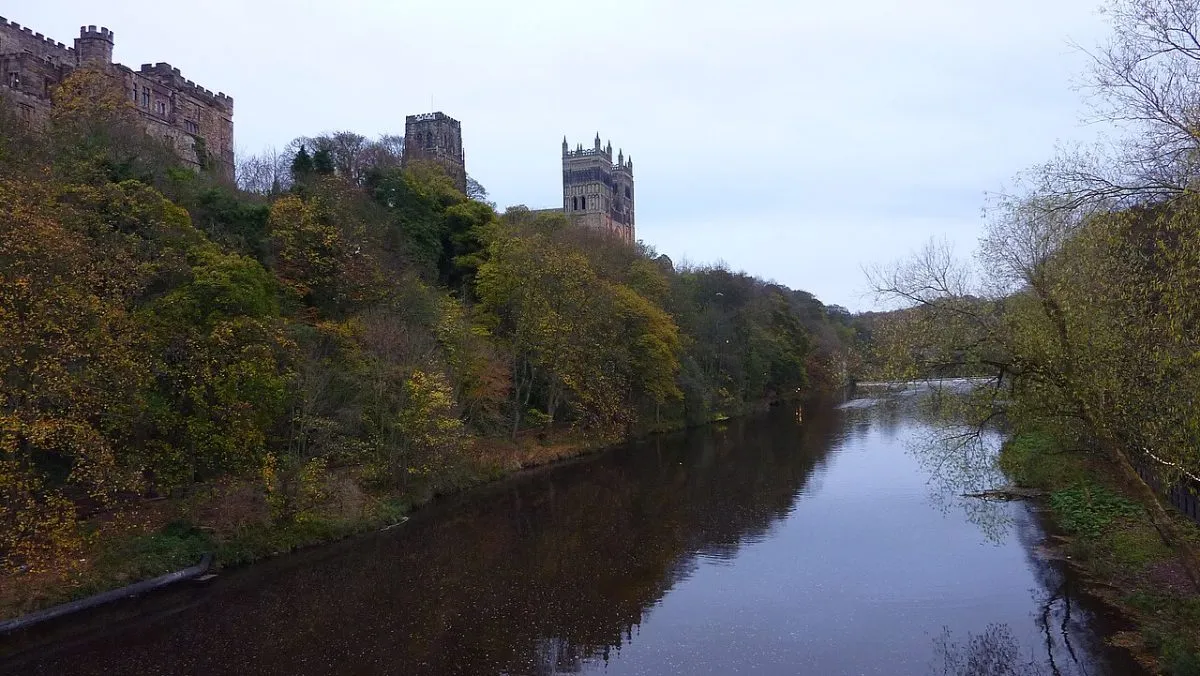 De kathedraal van Durham boven de bocht van de Wear, gezien vanaf het rivierpad.