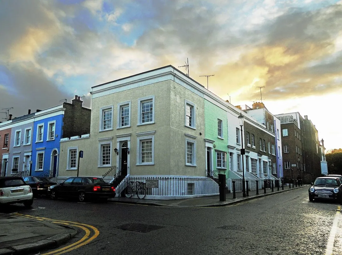 Een smalle straat met pastelkleurige gevels, bij voorkeur zonder mensen die poseren. Hillgate Place of Lancaster Road.