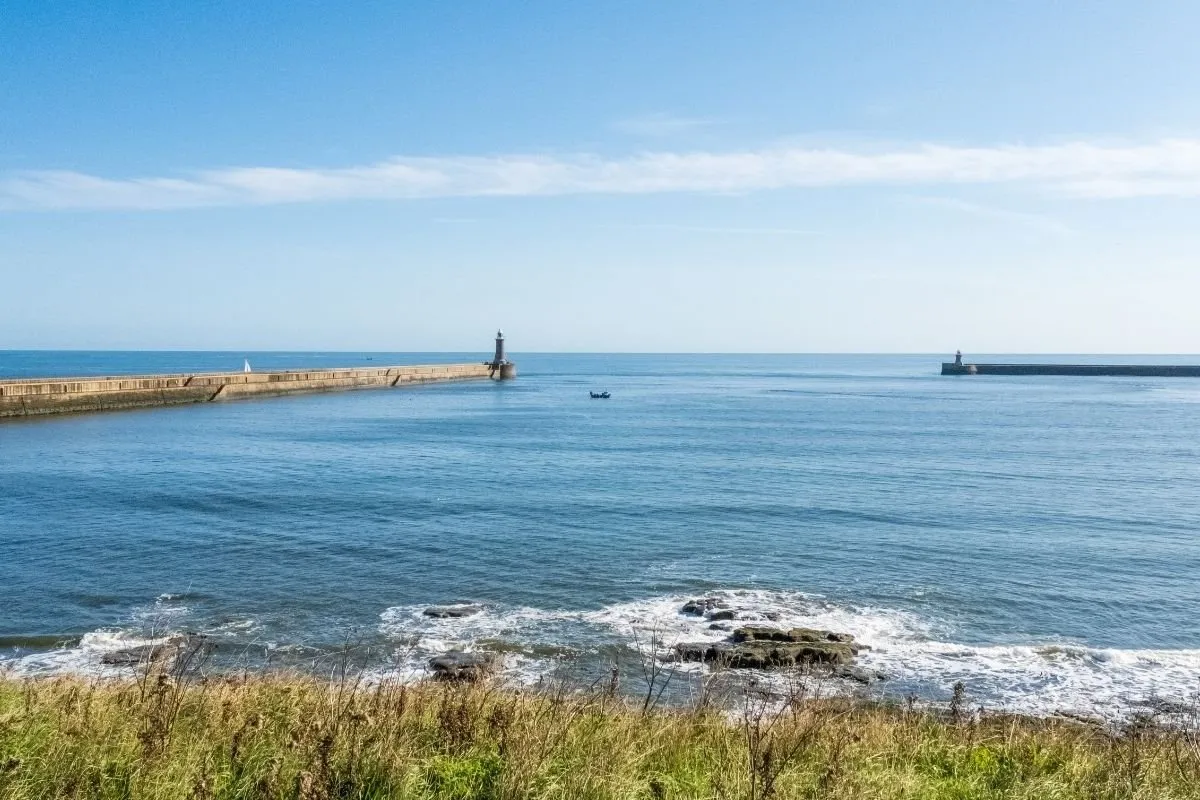 De monding van de Tyne bij North Shields, met de pieren en het water.