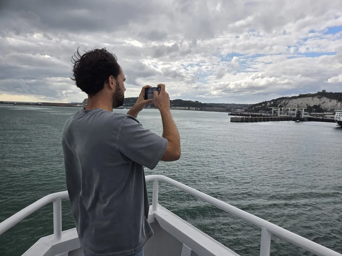 De witte kliffen van Dover vanaf zee gezien, met de haven eronder.