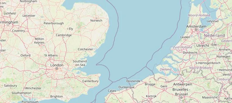 Kaart van de Noordzee met de overtocht van Hoek van Holland naar Harwich, en vanaf Harwich de wegen naar Colchester, Cambridge en Londen.