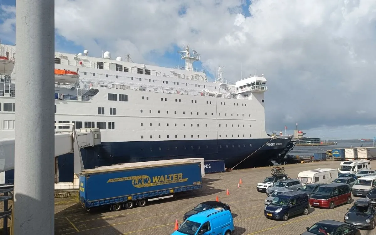 Het inchecken bij de terminal in Europoort, met de rijen auto's en de balies, van opzij gefotografeerd.