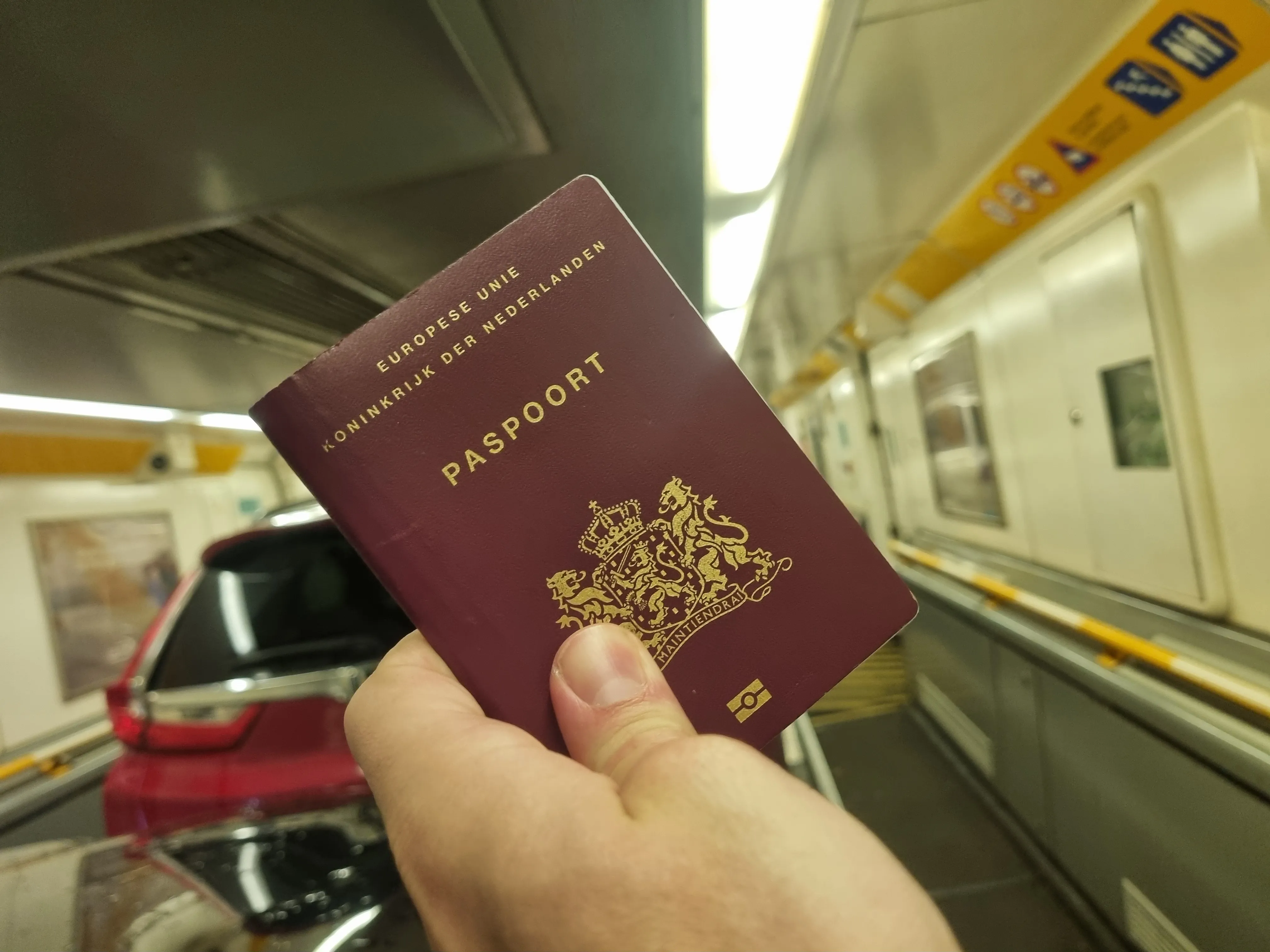 Een Nederlands paspoort in de hand, onderweg naar Engeland. De geldigheidsdatum hoeft er niet op te staan; dat vraagt om een open pagina met persoonsgegevens.