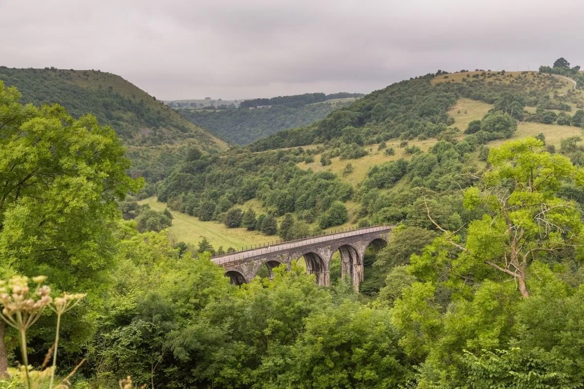 De Monsal Trail op het viaduct bij Monsal Head, met het dal van de Wye eronder.