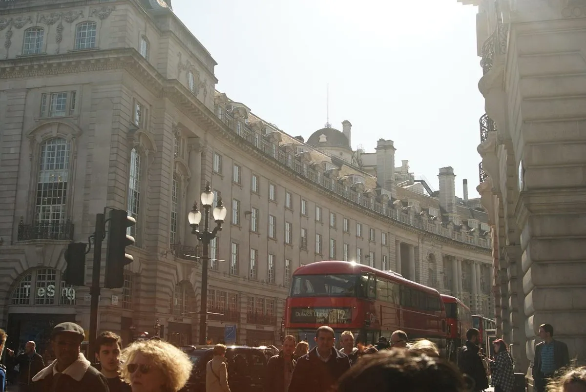 Regent Street vanaf Piccadilly Circus gezien, met de gebogen gevelwand. Dat is de straat die vanaf het plein het meest de moeite is.