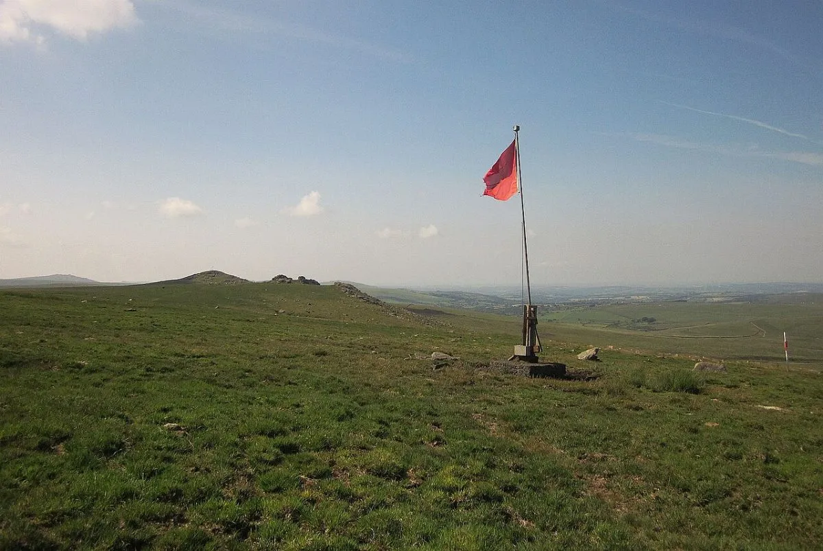 Een rode vlag aan een mast op de heide van noordelijk Dartmoor, of een van de rode grenspalen van het schietterrein.