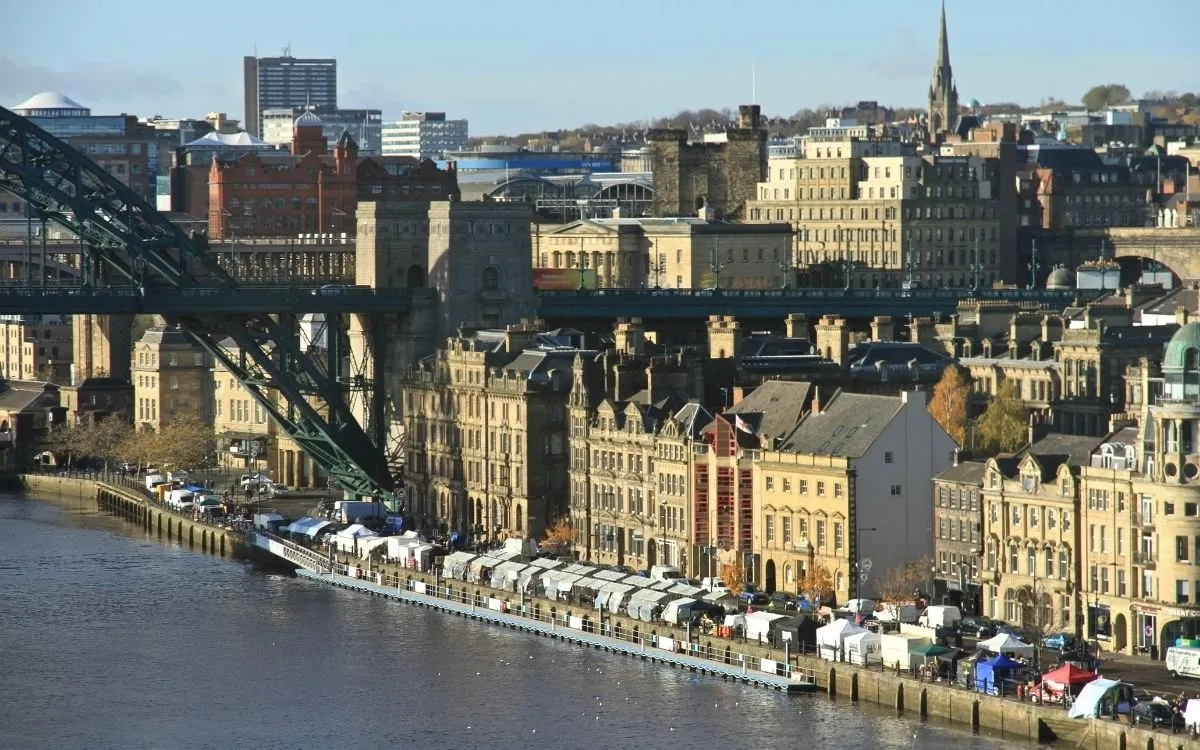 De kramen van de zondagsmarkt op de Quayside, met de Tyne Bridge op de achtergrond.