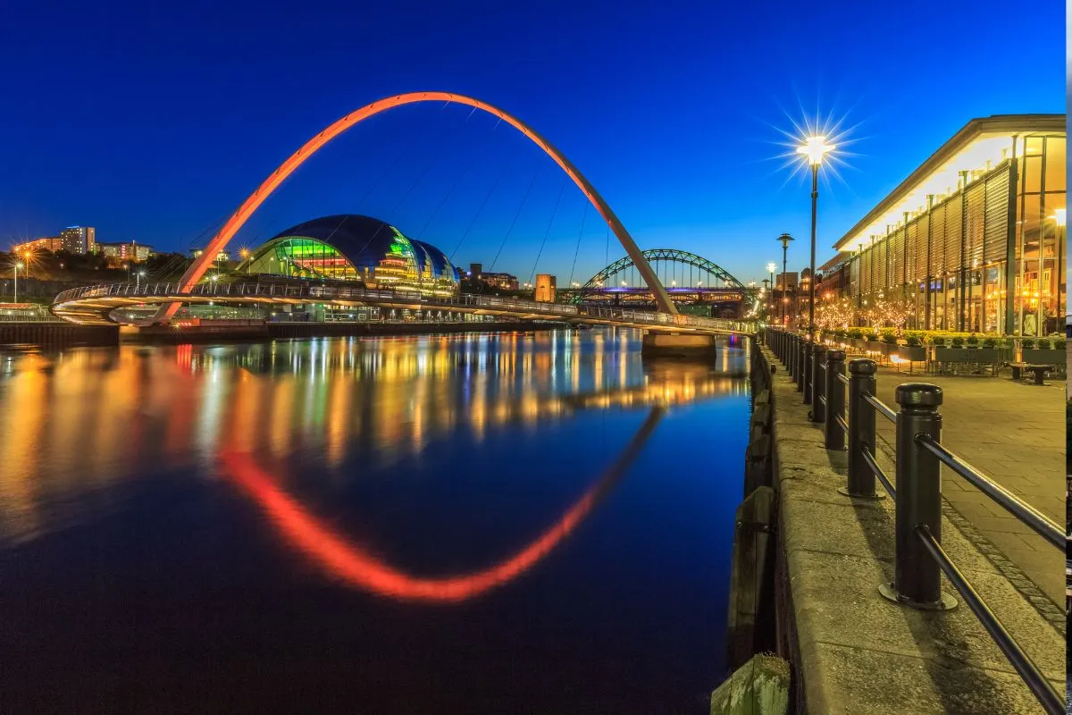 Quayside Newcastle: bruggen, BALTIC en de zondagsmarkt