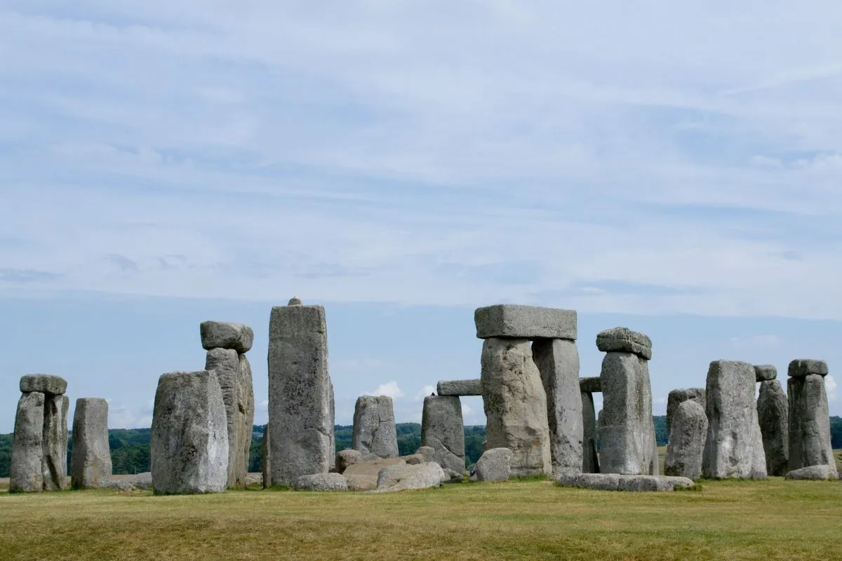 Stonehenge onder een bewolkte lucht.