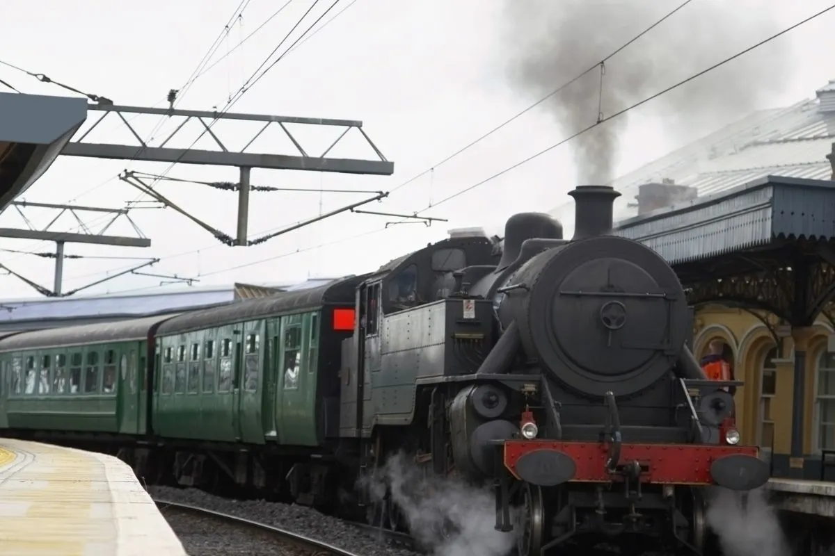 Een trein op een Engels perron met reizigers die instappen, bijvoorbeeld op een station buiten Londen.