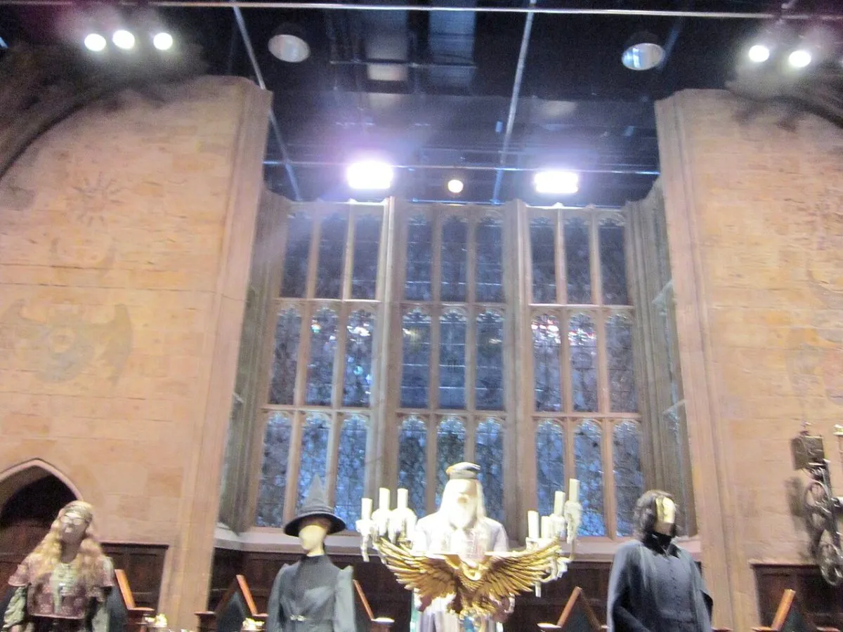 De ingang van de Warner Bros. Studio Tour in Leavesden, of de Grote Zaal in de studio, zonder herkenbare bezoekers.