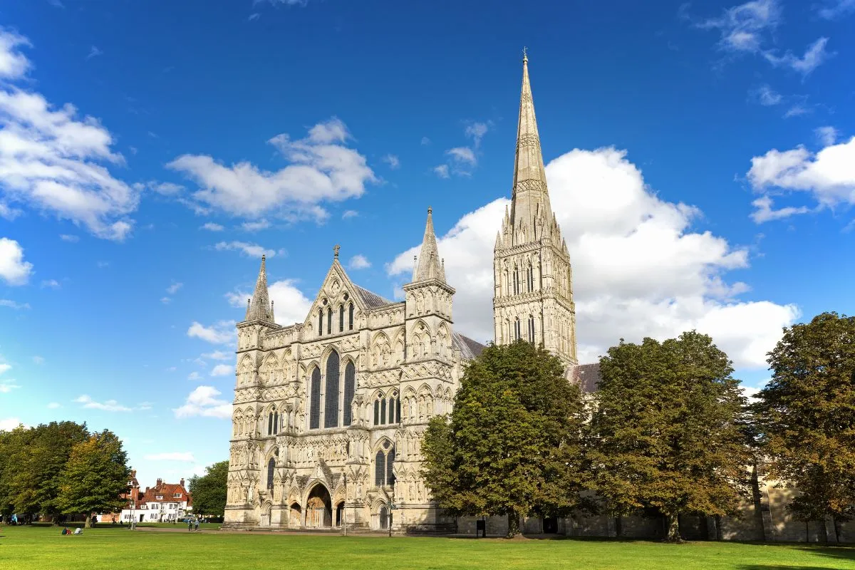 De torenspits van Salisbury Cathedral vanuit de Cathedral Close, met het gras ervoor. Liefst met de hele spits in beeld.