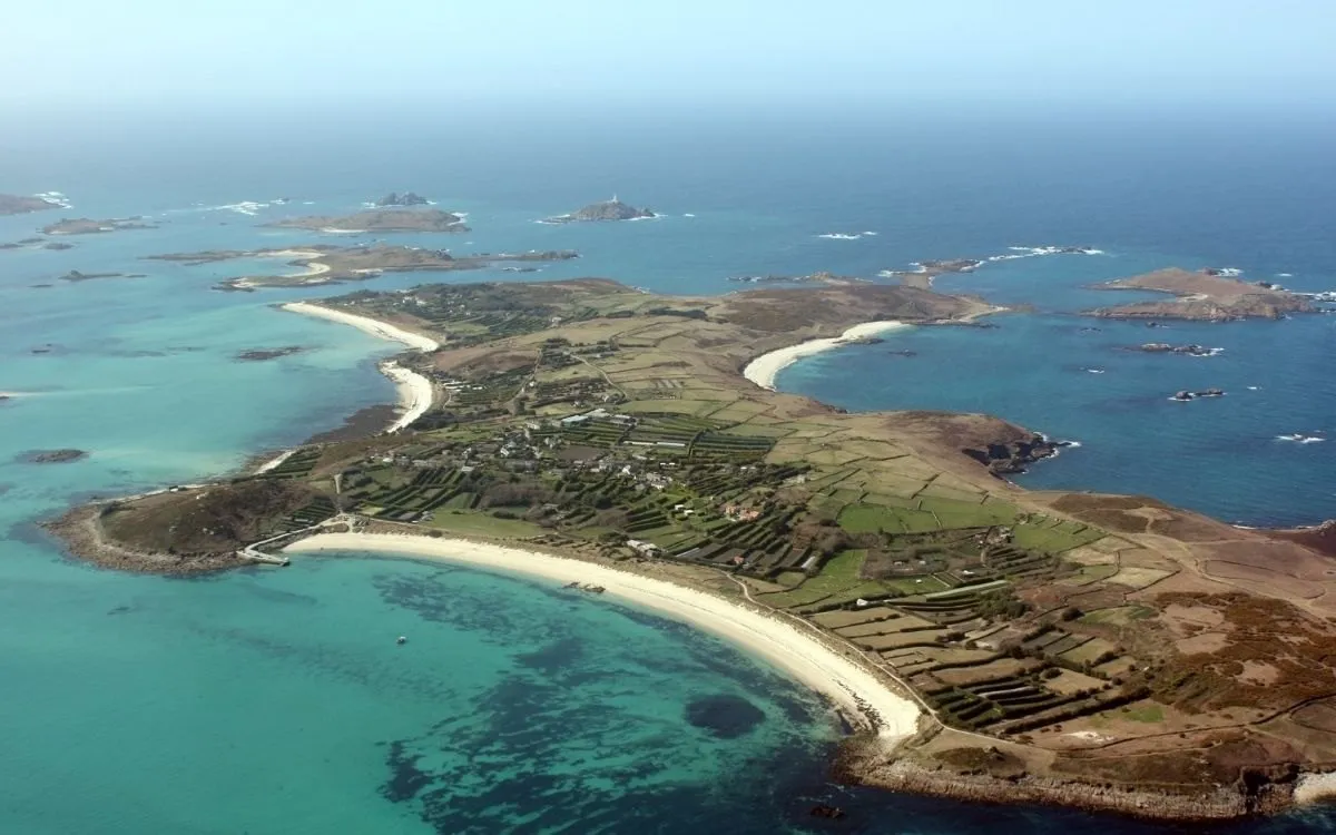 Een van de stranden van St Martin's of Bryher, met wit zand, helder water en geen bebouwing in beeld.