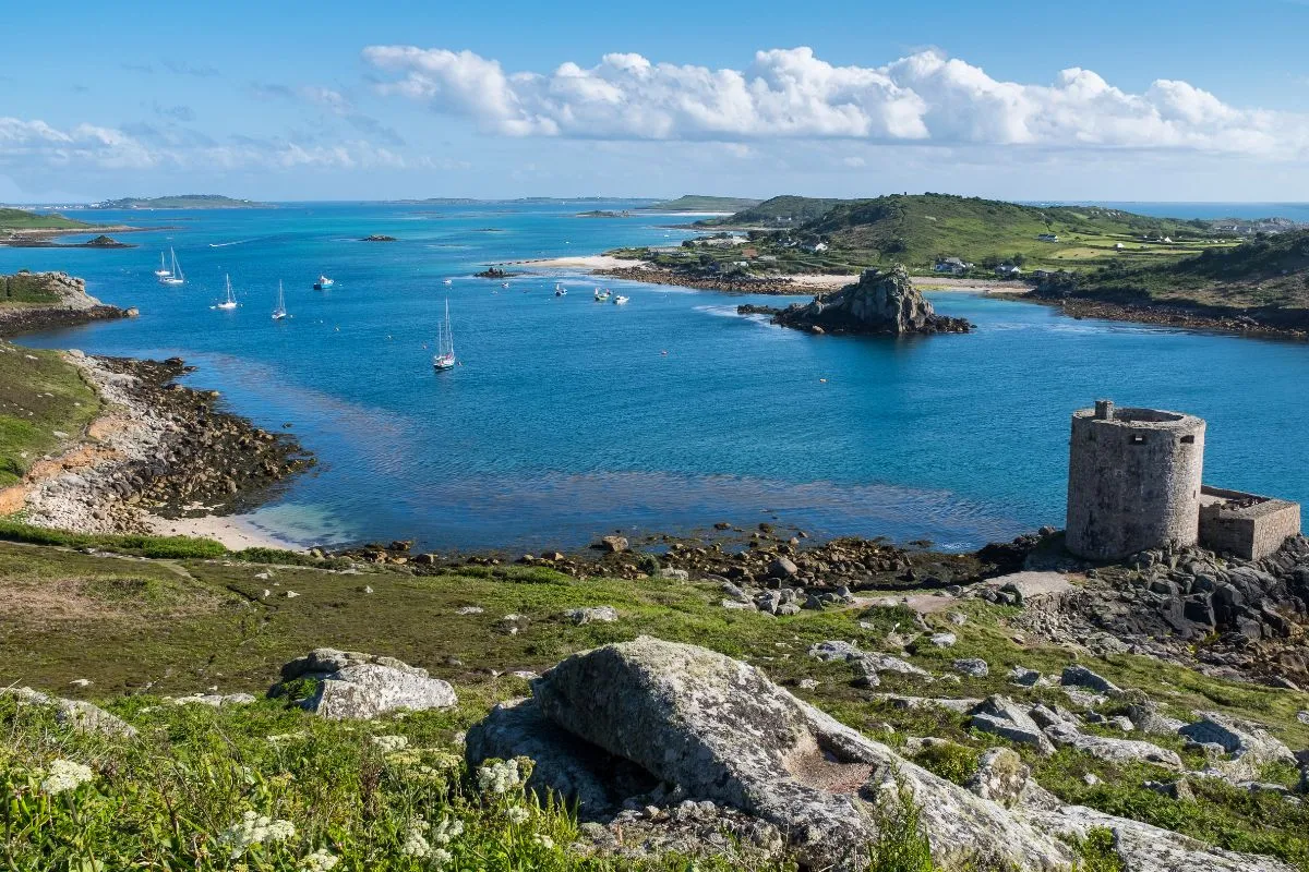 Tresco Abbey Garden met de subtropische planten tussen de ruïnemuren van de abdij.