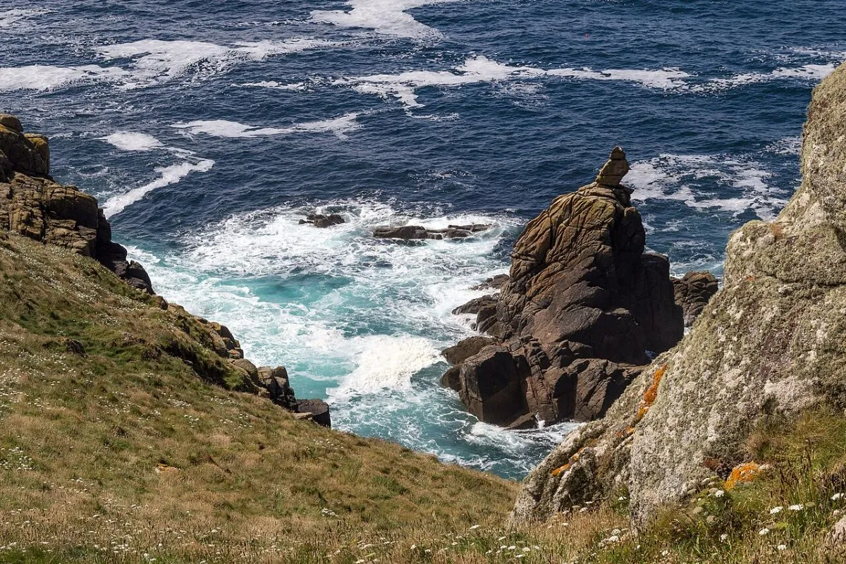 Het pad over de kliffen bij Land's End of Sennen Cove, met het graniet en de zee, en eventueel een wandelaar in beeld.