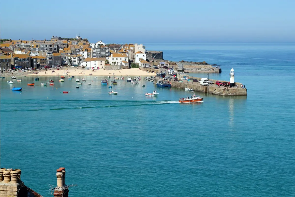 De baai van St Ives met het witte zand en de blauwgroene zee, vanaf een hoger punt.