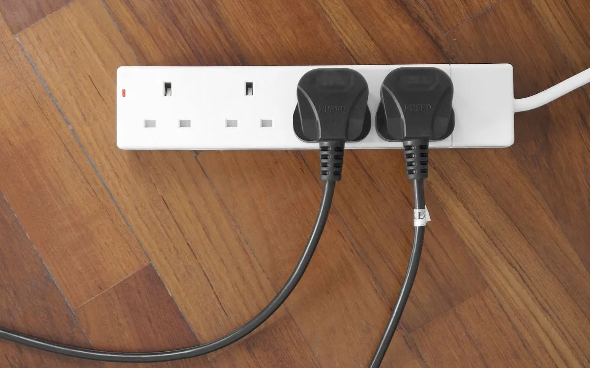 Een powerbank in een handbagagetas op een luchthaven, met de tas open.