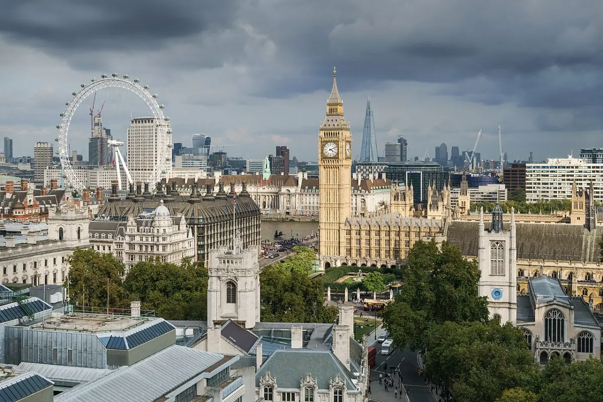 Een Britse stekker van dichtbij, met de drie rechthoekige pennen en zo mogelijk de zekering zichtbaar.