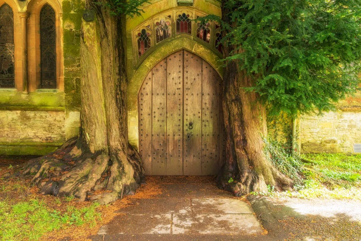 St Edward's Church en de taxusdeur