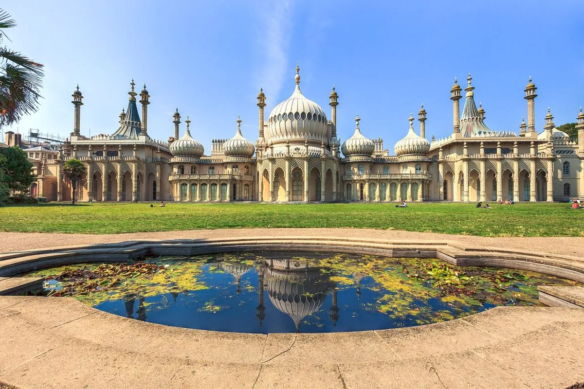 De Royal Pavilion in Brighton met de Indiase koepels en minaretten, vanaf de tuin.