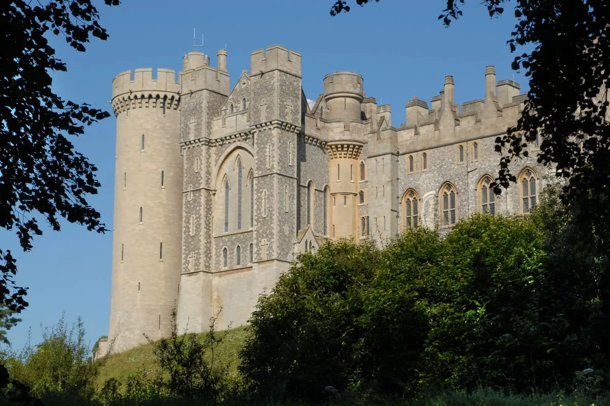 Arundel Castle boven het dorp gezien vanaf de overkant van de Arun, met de kathedraal ernaast.