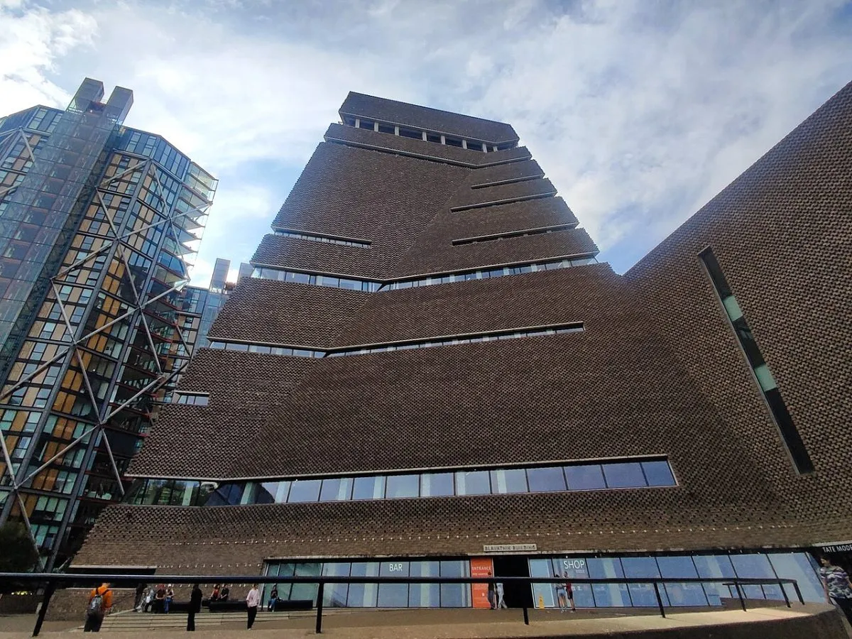 Het Blavatnik Building van buiten gezien, de bakstenen uitbreiding met de schuine vorm, zodat de bovenste verdieping in beeld is.