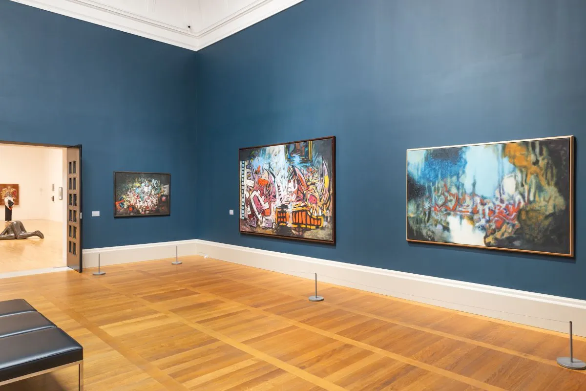Een werk uit de vaste collectie in zijn zaal, met een bezoeker erbij voor de schaal. De Rothko-zaal als dat mag, anders de Turbine Hall.