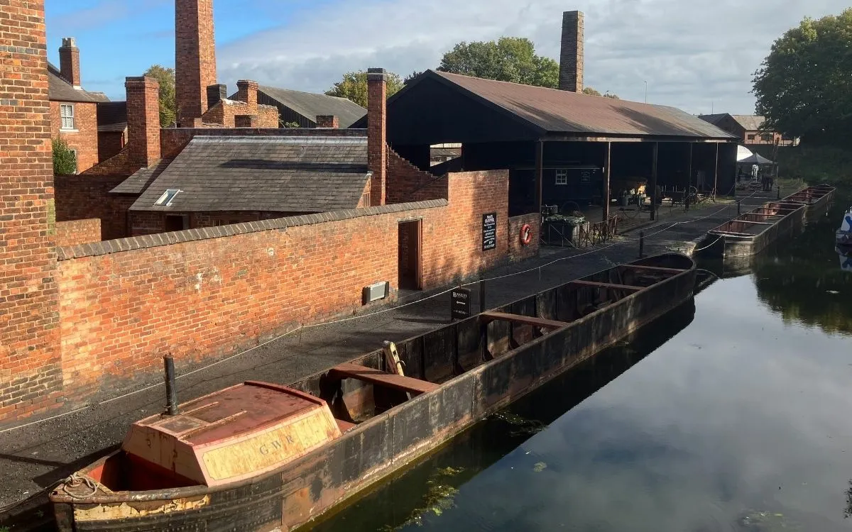 Charlie's Yard of de kanaalkade in het Black Country Living Museum, met de kranen en de smalle boten. Dit is de plek die kijkers meteen herkennen.