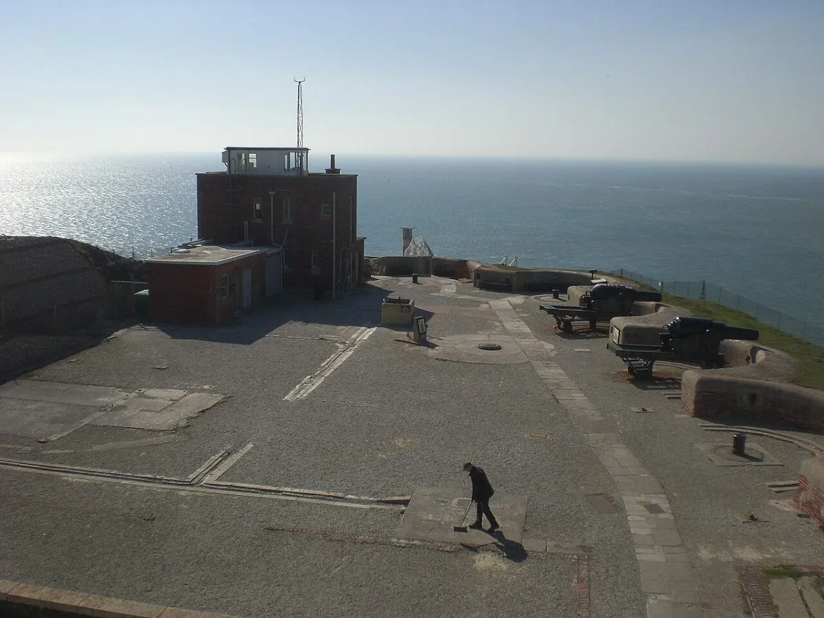 De Old Battery van het National Trust op de klif, met de kanonnen of het uitzicht op The Needles vanaf de muur.