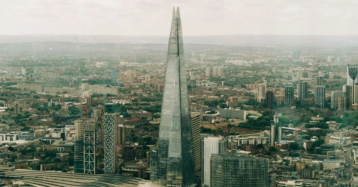 De open sky deck op verdieping 72, met de open glazen scherven boven je en de stad eronder.