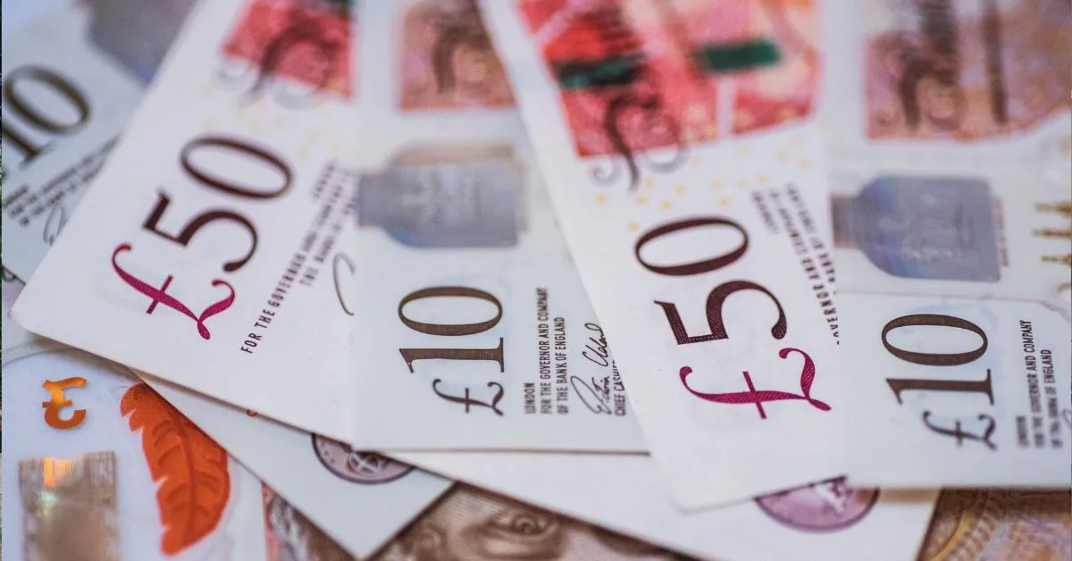 Een paar Britse bankbiljetten naast elkaar, liefst een Bank of England-biljet naast een Schots biljet, zodat het verschil in ontwerp te zien is.