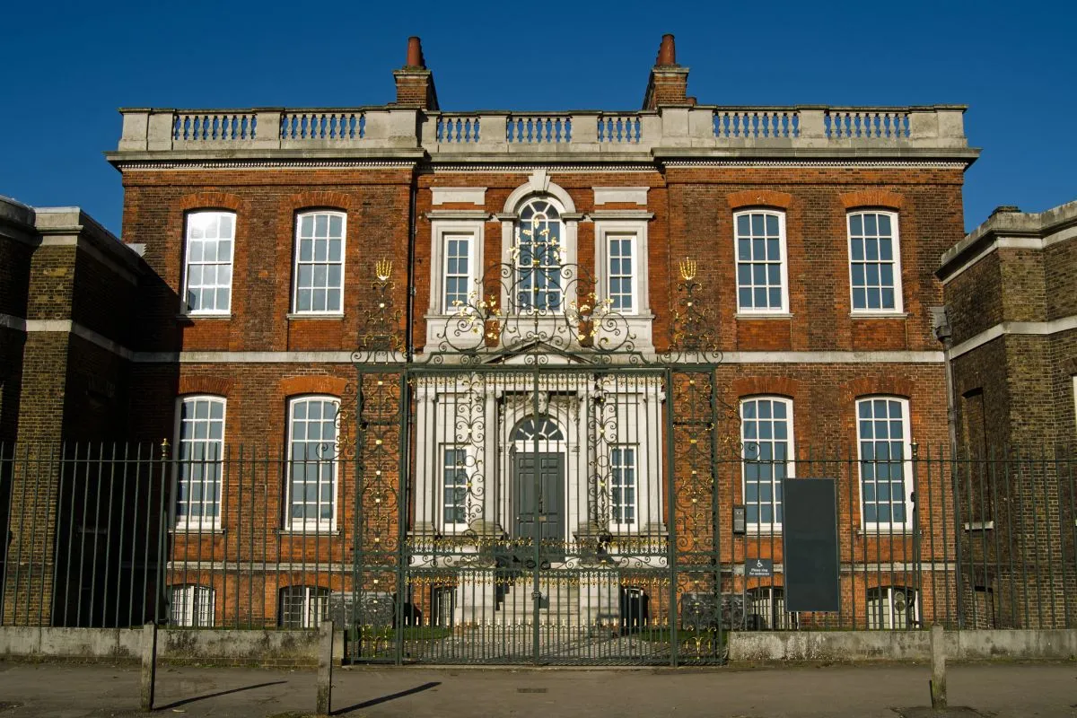 Ranger's House in Greenwich vanaf Chesterfield Walk, de bakstenen gevel frontaal. De blauweregen uit de serie is aangeplakt, dus die staat er niet.