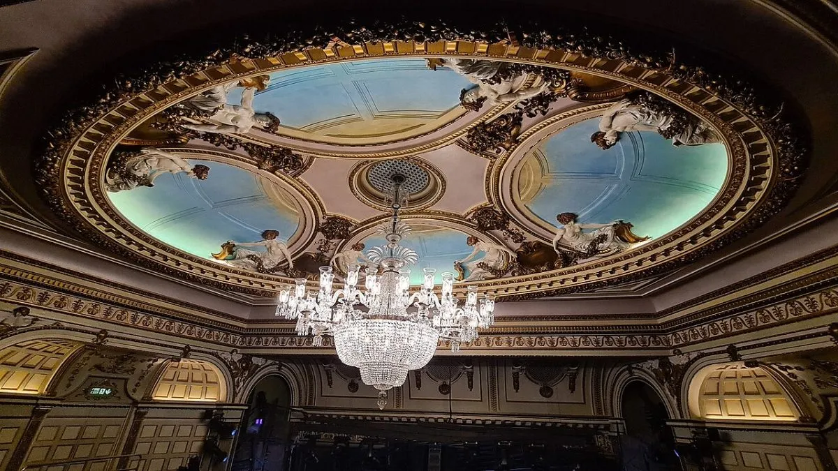 De gevel van het Sondheim Theatre of His Majesty's Theatre met de naam leesbaar op de luifel. De naam is hier het onderwerp.