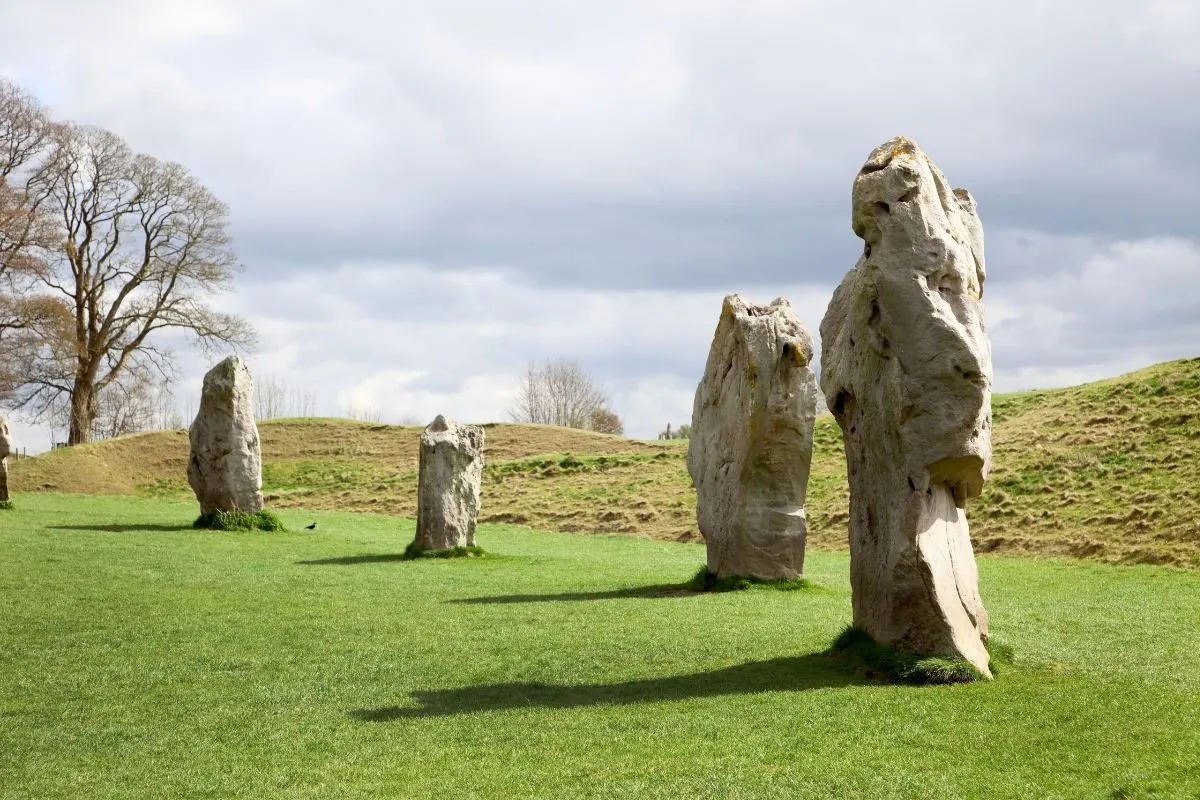 De steencirkel van Avebury met het dorp ertussen en de aarden wal erachter.